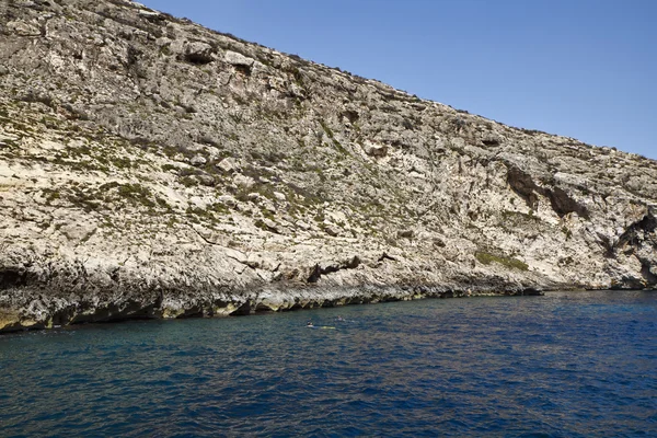 马耳他戈佐岛南部海岸线岩石岛的视图 — 图库照片