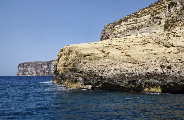 Malta, Gozo Island, vista para a costa sul rochosa da ilha — Fotografia de Stock