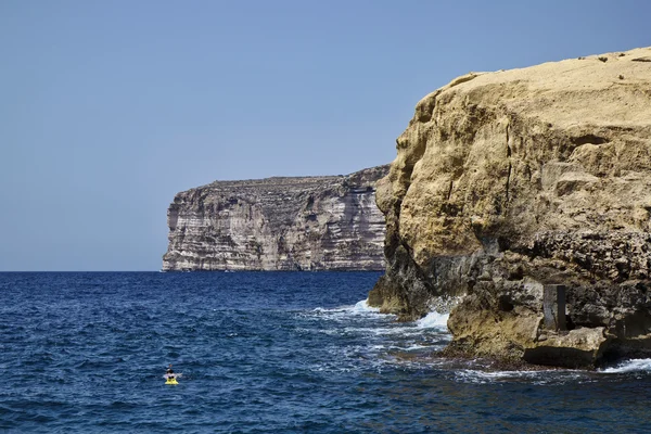 มอลตา เกาะโกโซ มุมมองชายฝั่งหินทางใต้ของเกาะ — ภาพถ่ายสต็อก