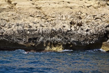 Malta, gozo Adası, adanın güney kayalık sahil şeridi görünümü