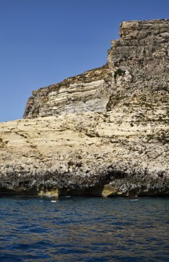 Malta, gozo Adası, adanın güney kayalık sahil şeridi görünümü