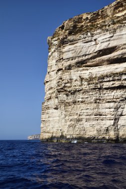 Malta, gozo Adası, adanın kayalık sahil şeridi görünümü