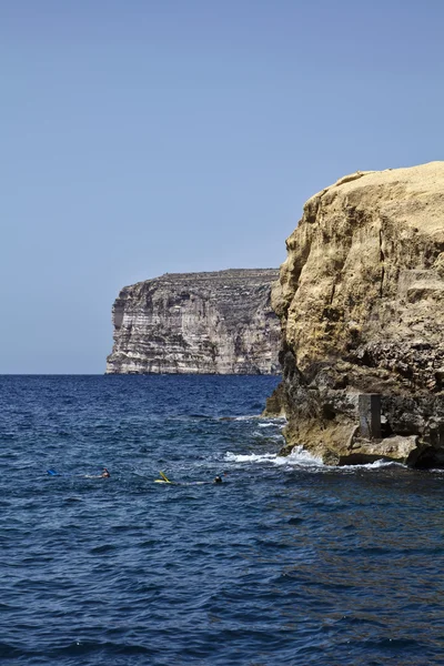 Мальта, остров Гоцо, вид на южное скальное побережье острова — стоковое фото