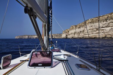 Malta, gozo Adası, adanın kayalık sahil şeridi görünümü