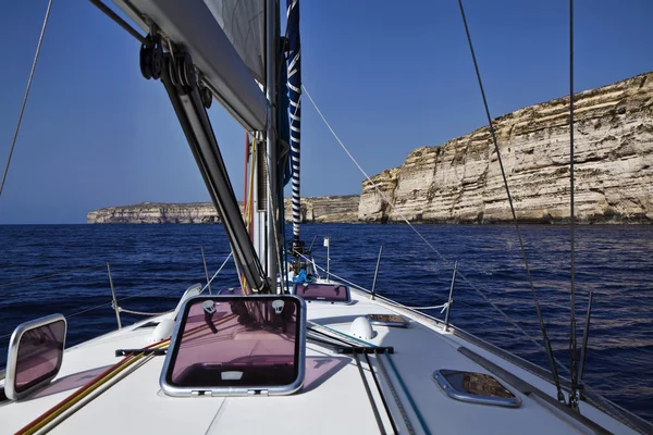 马耳他戈佐岛，岛的海岸线岩石的视图 — 图库照片