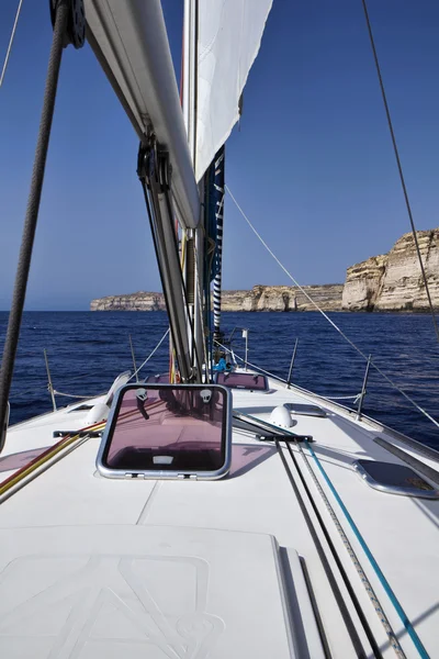 Malta, Isola di Gozo, veduta della costa rocciosa dell'isola — Foto Stock