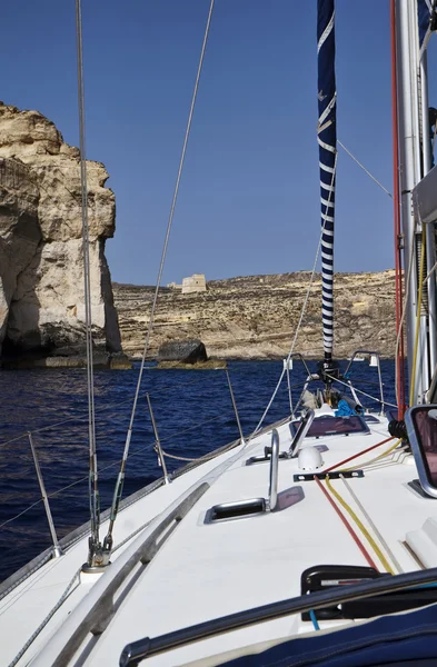 Malta, gozo island, dwejra zatoka, stara wieża saracin — Zdjęcie stockowe