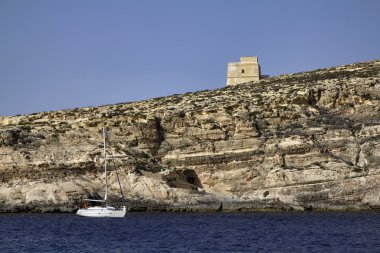 Malta, gozo Adası, adanın kayalık sahil şeridi görünümü