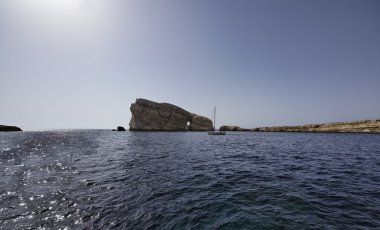 Malta, gozo Adası, adanın kayalık sahil şeridi görünümü