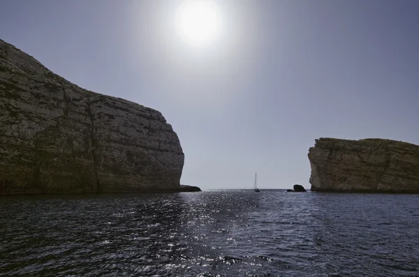 Malta, isla de Gozo, vista de la costa rocosa de la isla — Foto de Stock
