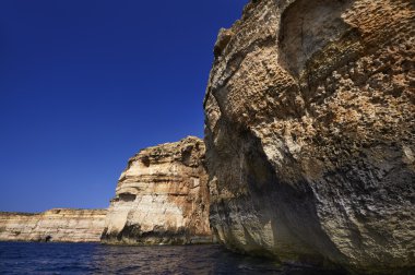 Malta, gozo Adası, adanın kayalık sahil şeridi görünümü