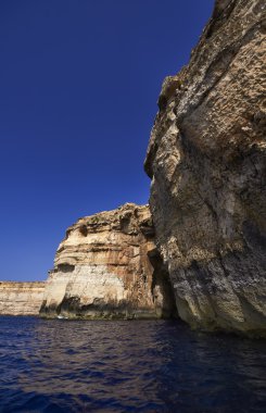 Malta, gozo Adası, adanın kayalık sahil şeridi görünümü