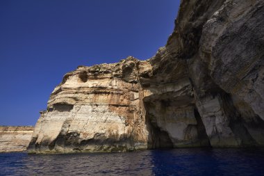 Malta, gozo Adası, adanın kayalık sahil şeridi görünümü