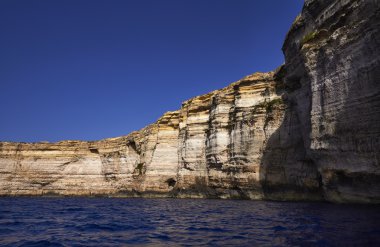 Malta, gozo Adası, adanın kayalık sahil şeridi görünümü