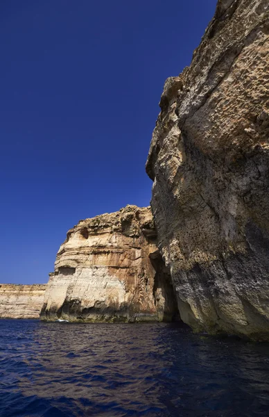 Malta, isla de Gozo, vista de la costa rocosa de la isla — Foto de Stock