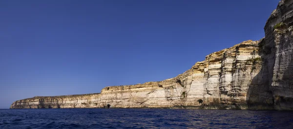 Malta, gozo island, blick auf die felsige küste der insel — Stockfoto