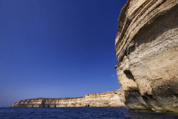 Malta, Wyspy gozo, widok na skaliste wybrzeże wyspy — Zdjęcie stockowe
