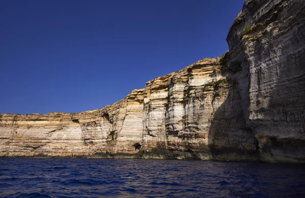 マルタ、ゴゾ島、島の岩の多い海岸線の眺め — ストック写真