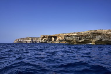 Malta, gozo Adası, adanın kayalık sahil şeridi görünümü