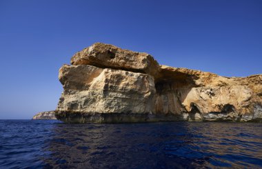 Malta, gozo Adası, adanın kayalık sahil şeridi görünümü