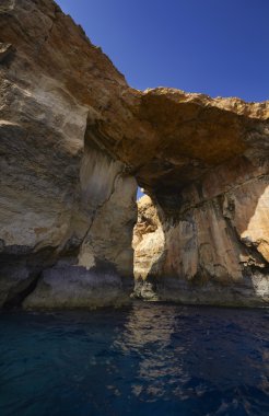 Malta, gozo Adası, adanın kayalık sahil şeridi görünümü