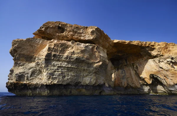 Malta, gozo eiland, zicht op de rotsachtige kustlijn van het eiland — Stockfoto