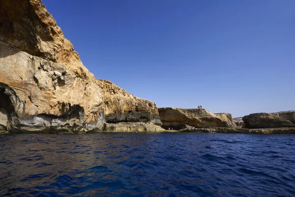 Malta, Gozo Island, vista para a costa rochosa da ilha — Fotografia de Stock