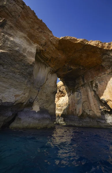 Malta, Gozo Island, vista para a costa rochosa da ilha — Fotografia de Stock