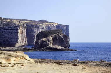 Malta, gozo Adası, adanın kayalık sahil şeridi görünümü