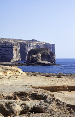 Malta, gozo Adası, adanın kayalık sahil şeridi görünümü