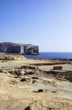 Malta, gozo Adası, adanın kayalık sahil şeridi görünümü