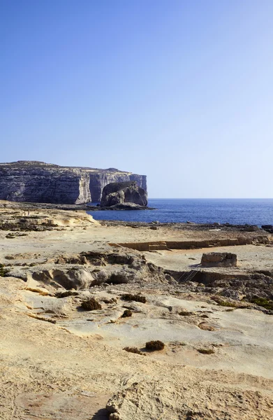 Malta, gozo island, pohled na skalnaté pobřeží ostrova — Stock fotografie