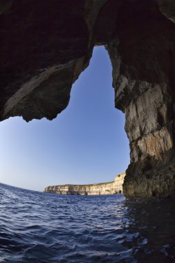 Malta, gozo Adası, dwejra, adanın kayalık sahil şeridi görünümü