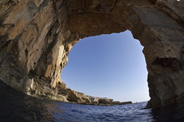 Malta, gozo Adası, dwejra, adanın kayalık sahil şeridi görünümü