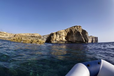 Malta, gozo Adası, dwejra, adanın kayalık sahil şeridi görünümü