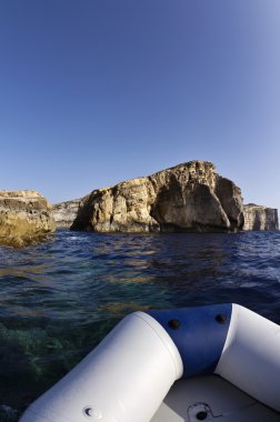 Malta, gozo Adası, dwejra, adanın kayalık sahil şeridi görünümü