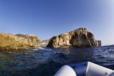 Malta, gozo Adası, dwejra, adanın kayalık sahil şeridi görünümü