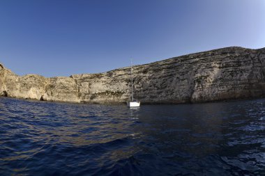 Malta, gozo Adası, dwejra, adanın kayalık sahil şeridi görünümü