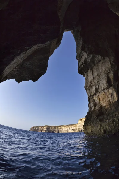 Malta, gozo island, blick auf die felsige küste der insel bei dwejra — Stockfoto