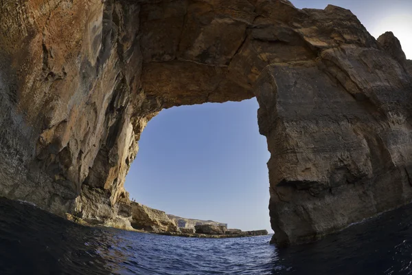 Malta, gozo eiland, zicht op de rotsachtige kustlijn van het eiland op Dwerja — Stockfoto