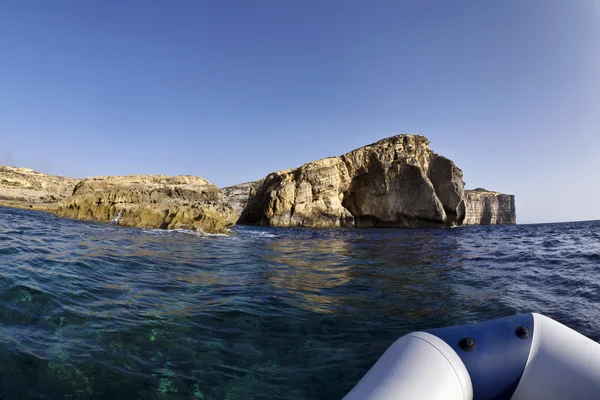 Malta, Isla Gozo, vista de la costa rocosa de la isla en Dwejra — Foto de Stock