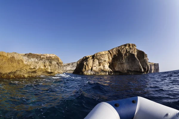 马耳他戈佐岛、 杜埃在岛屿的海岸线岩石的视图 — 图库照片
