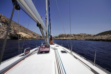 Malta, gozo Adası, adanın kayalık sahil şeridi görünümü