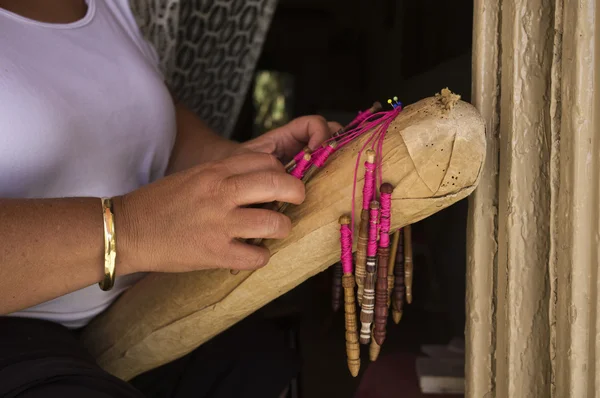 Malte, Gozo Island, Xlendi, femme maltaise qui fait des lacets de bobine Gozo — Photo