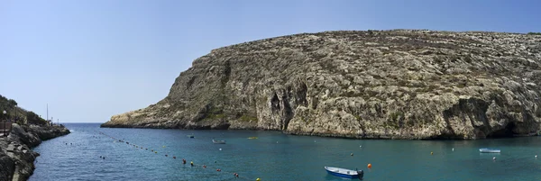 Malta, gozo island, panoramatický výhled na záliv xlendi — Stock fotografie