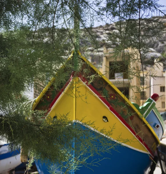 Malta, Gozo Island, Xlendi town, maltese fishing boat ashore — Stock Photo, Image