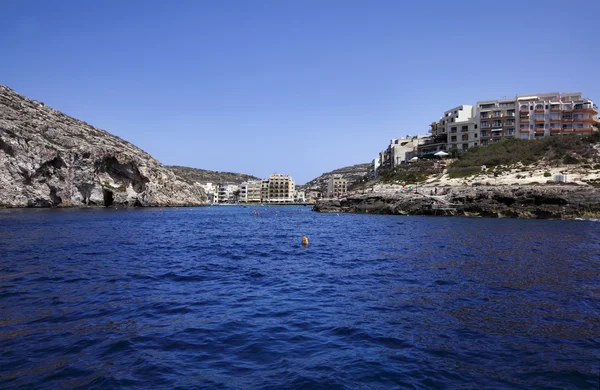 Málta, gozo-szigeten, a sziklás tengerpart a sziget képe — Stock Fotó