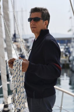 İtalya, Toskana, orta yaşlı adam bir yelkenli tekne