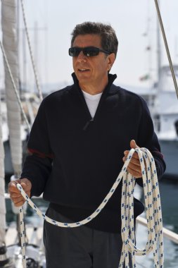İtalya, Toskana, orta yaşlı adam bir yelkenli tekne