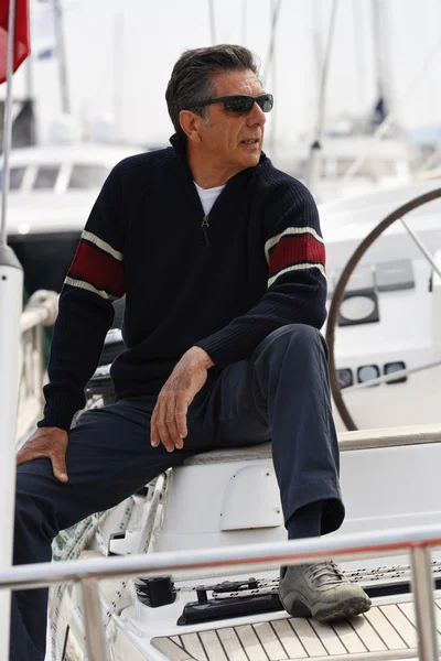 意大利，托斯卡纳，中间岁的男人对一艘帆船上 — 图库照片